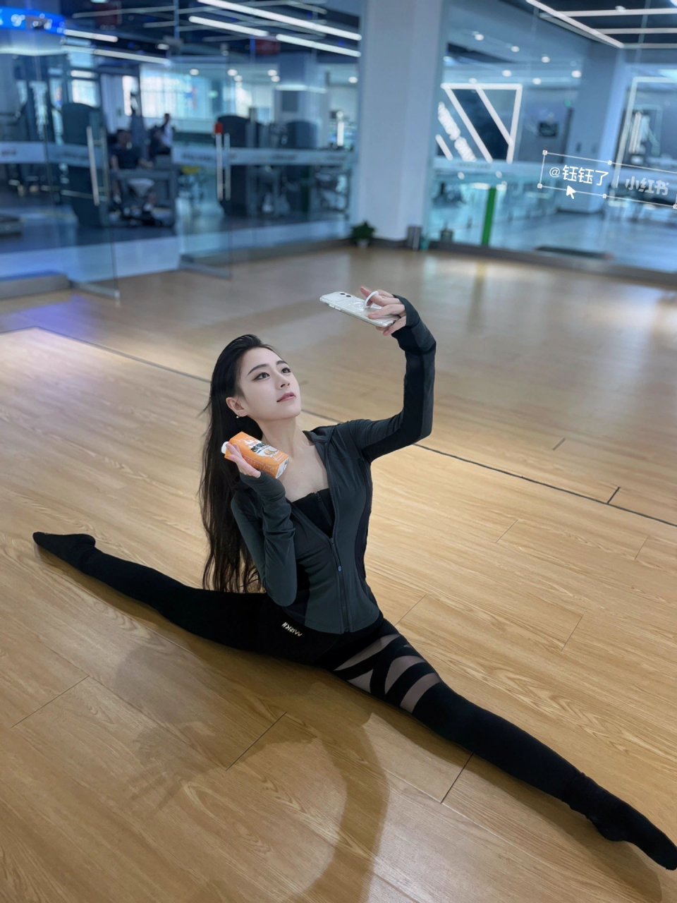 没有好身材是天生的 一字马女孩喜欢么