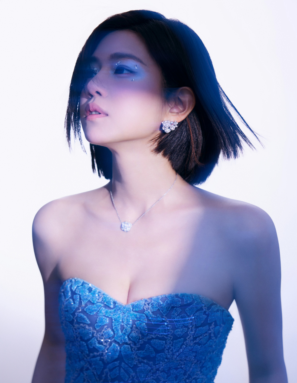 陈妍希最新美照,深v长裙展现完美好身材,非常的性感妩媚,漂亮迷人,傲