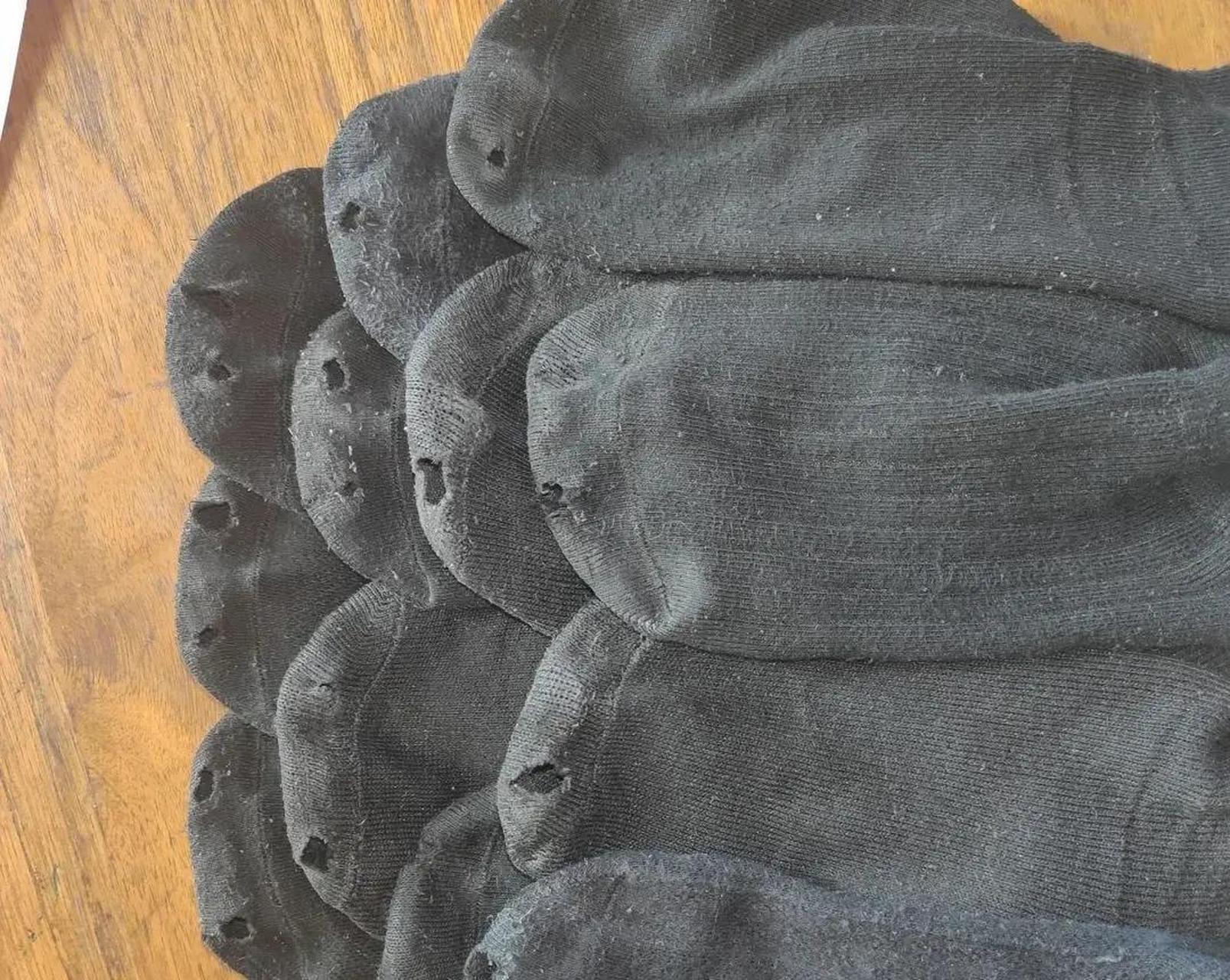 每次袜子破洞的位置都是大拇指,它是想出来呼吸新鲜空气吗