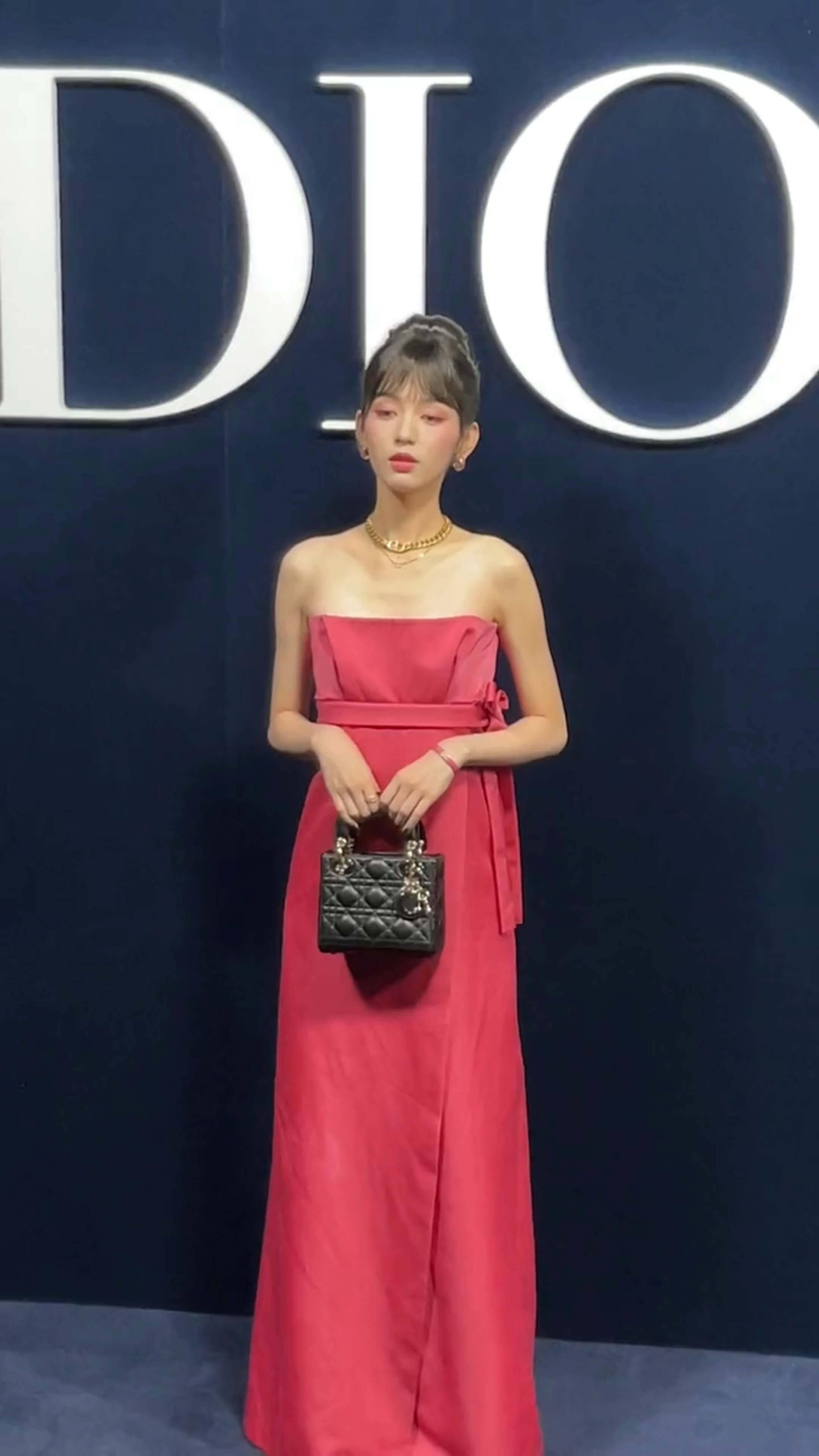 周也身材多巴胺抹胸裙亮相活动