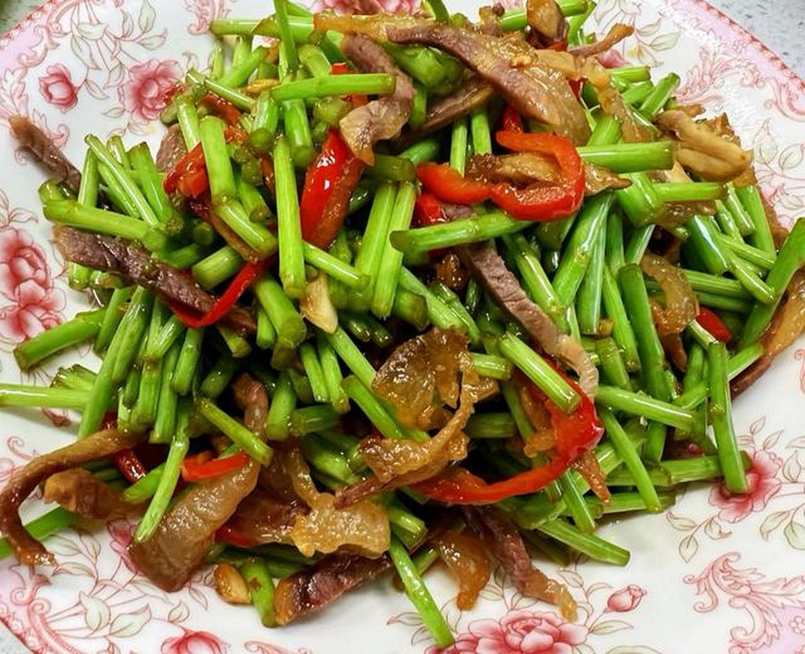 "这个宝就是江西赣菜的一道特色名菜——藜蒿炒腊肉.