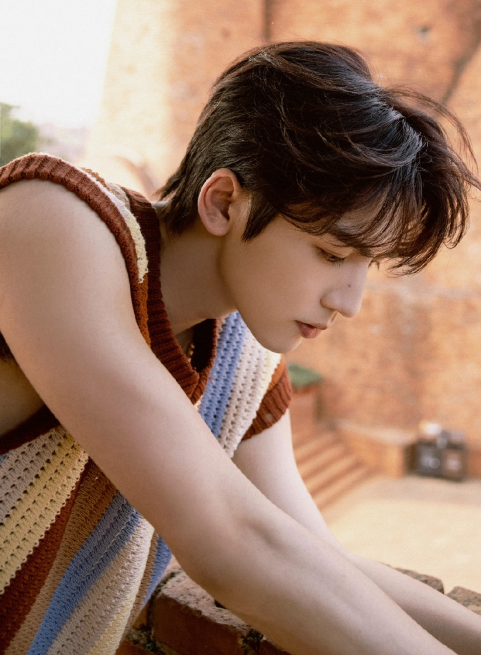 张凌赫日常营业又帅又有气质,高高瘦瘦但还有肌肉线条