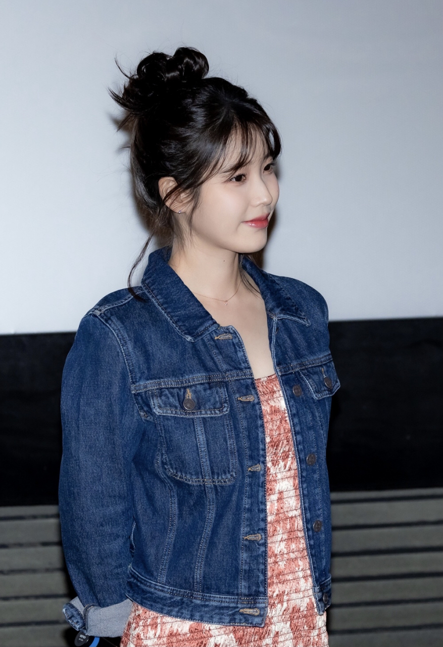 iu电影《dream》电影舞台问候,牛仔外套 碎花裙