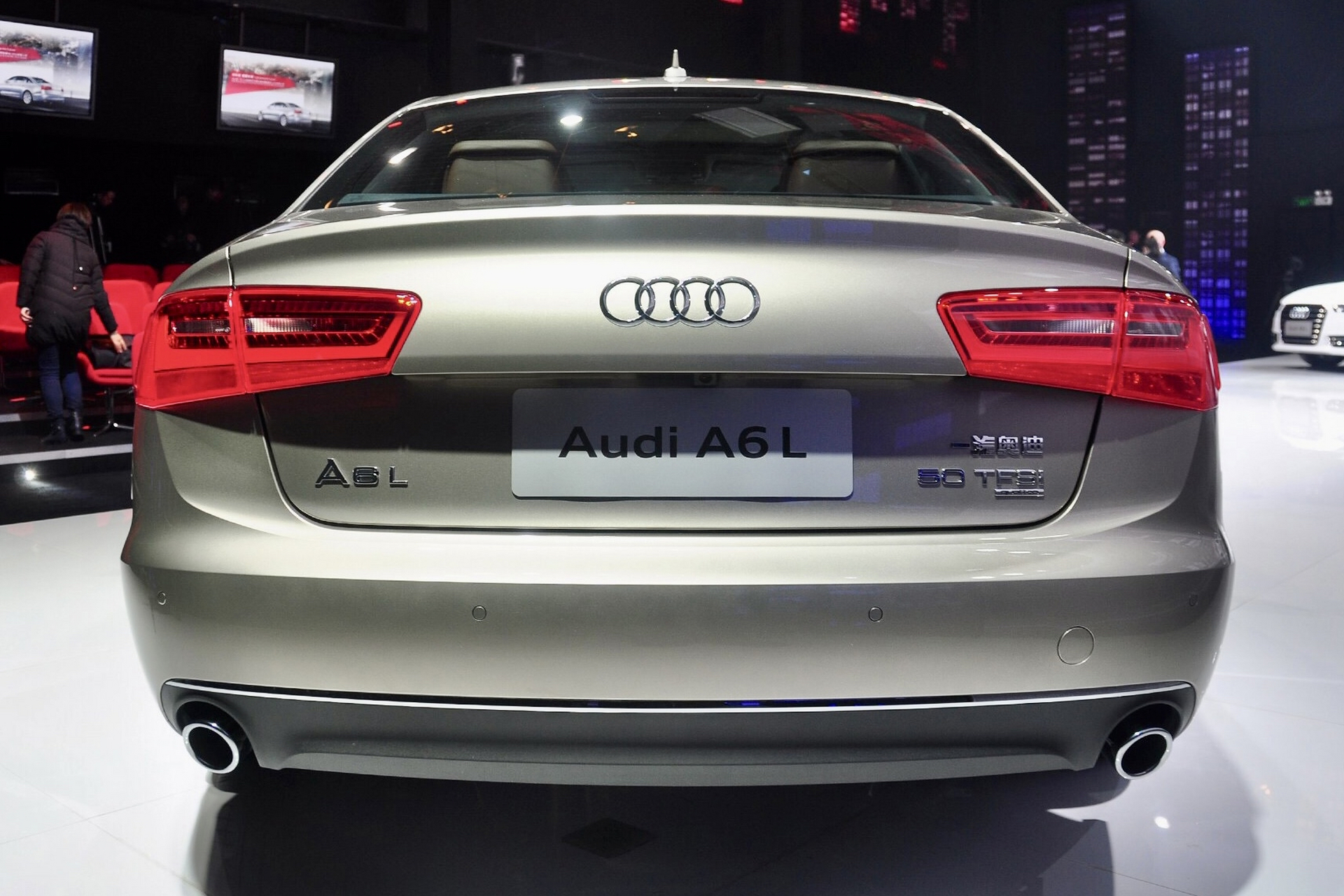 喜欢这辆老款奥迪a6l,车头和车尾都比较圆润饱满,侧身简洁大气