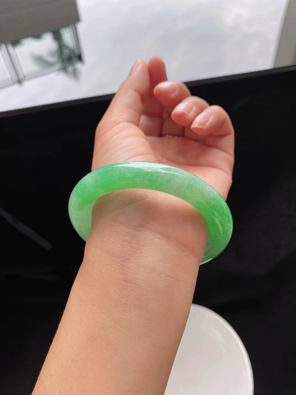 满色圆条手镯,玉质细腻匀润,条型圆润,色泽均匀弥漫,绿意盎然!