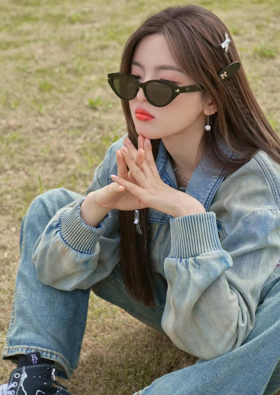 杨超越穿厚底帆布鞋出镜,牛仔外套配紫色针织衫洋气甜美,她还是一如