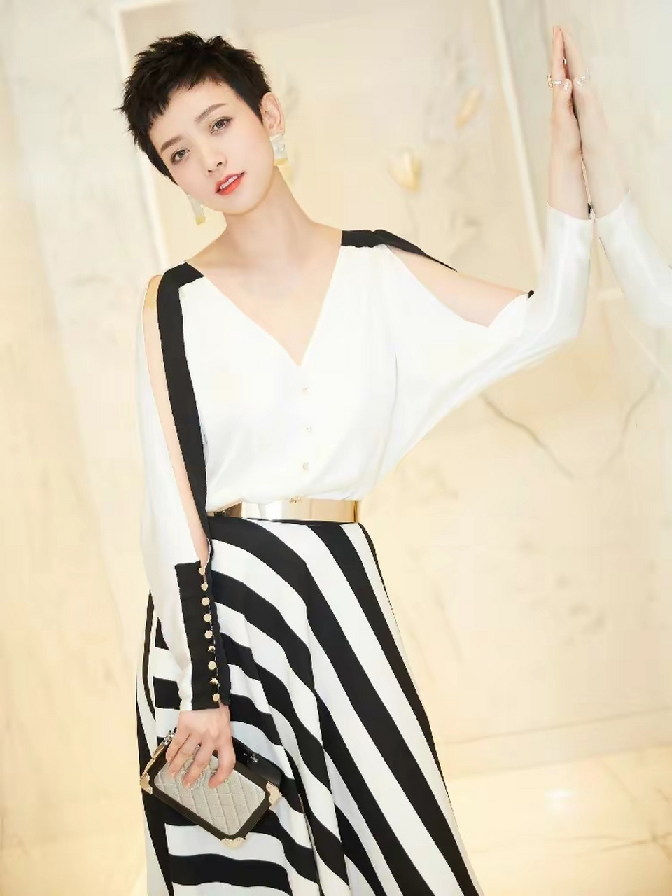 被刘恺威现女友李晓峰的穿搭给惊艳到了:精致时髦    减龄又显瘦