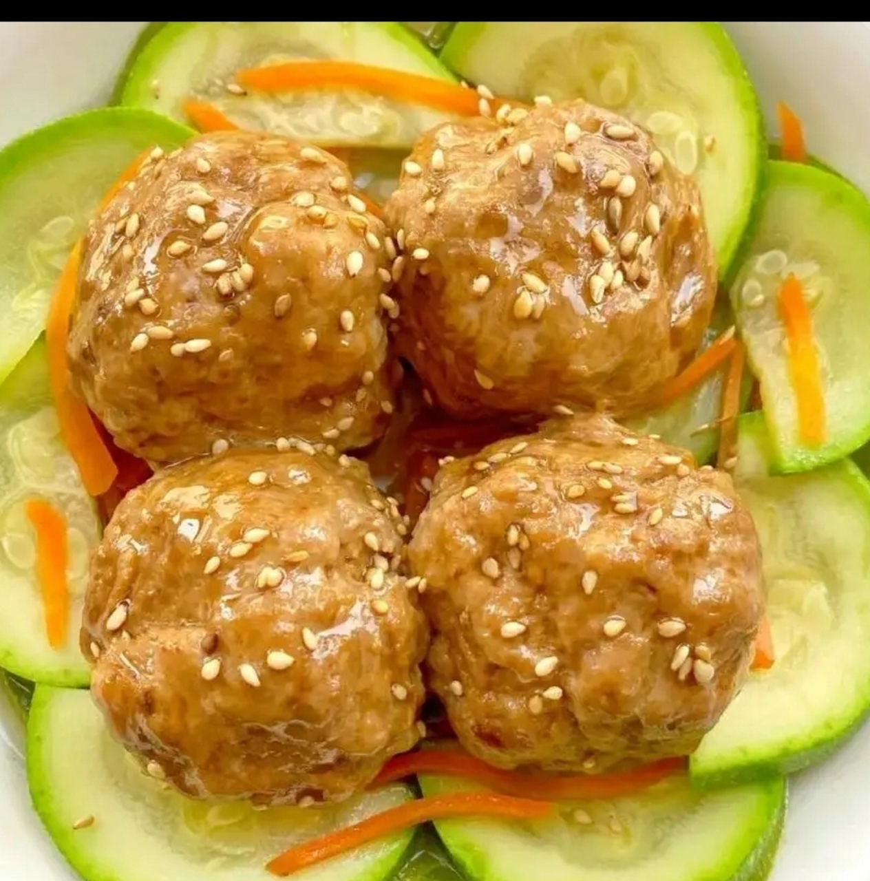 我的美食分享#  西葫芦蒸狮子头  食材:猪梅肉,胡萝卜,西葫芦,葱剿