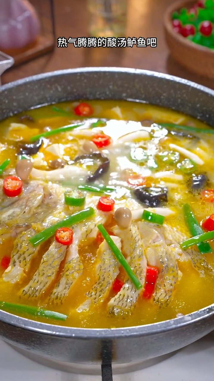 天气转凉了,你就做上这么一锅热气腾腾的酸汤鲈鱼吧