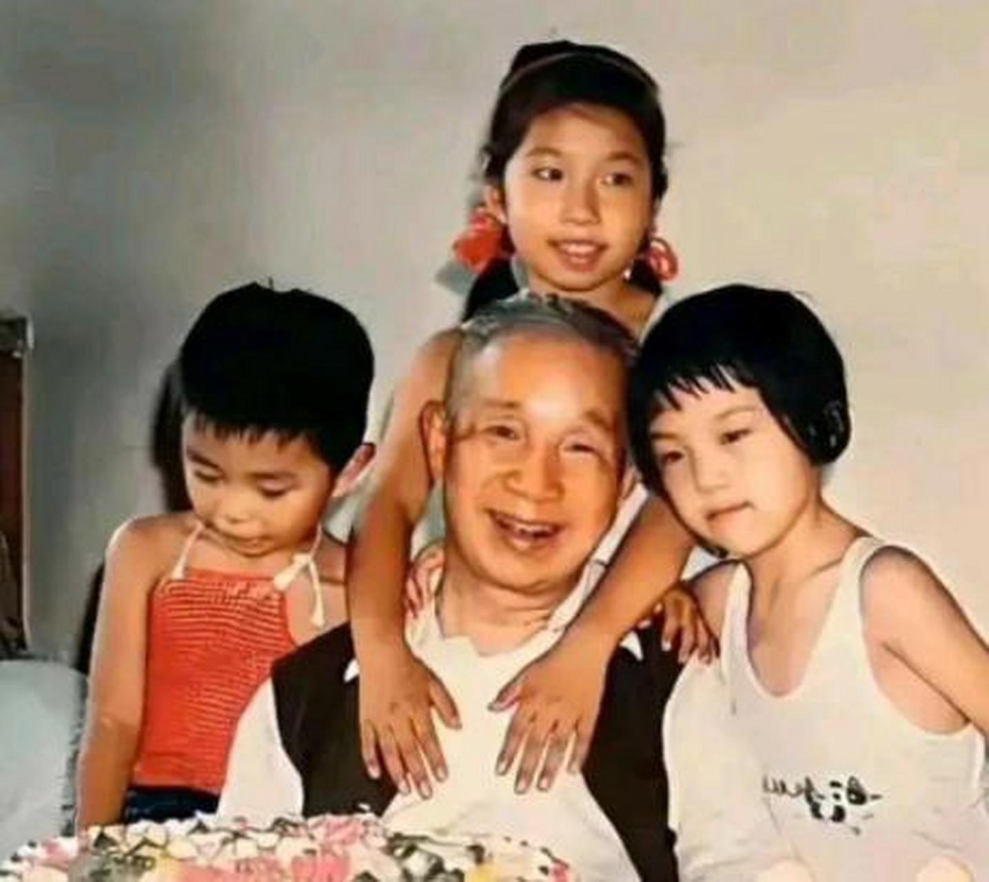 晚年的粟裕儿孙绕膝,留下了幸福的合影