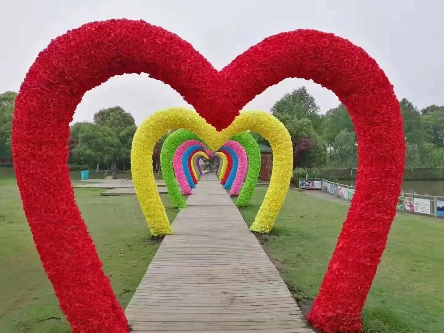 用绿雕做的爱心拱门造型雕塑