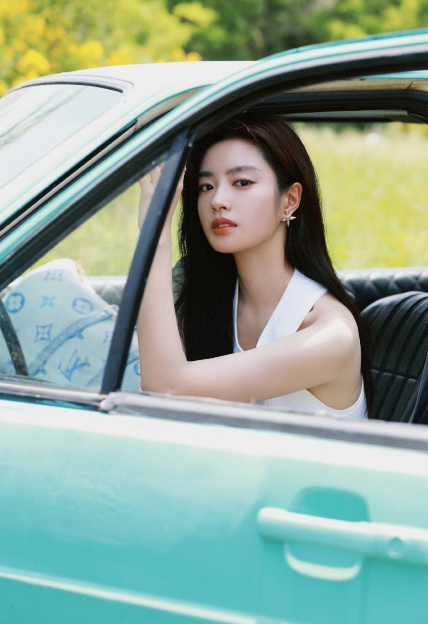 徐若晗# 白色背心配长裙,肤白貌美的容颜,窈窕身材,清新脱俗,美腿