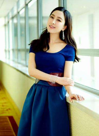 42岁马苏被偶遇逛路边摊,身形臃肿模样很路人