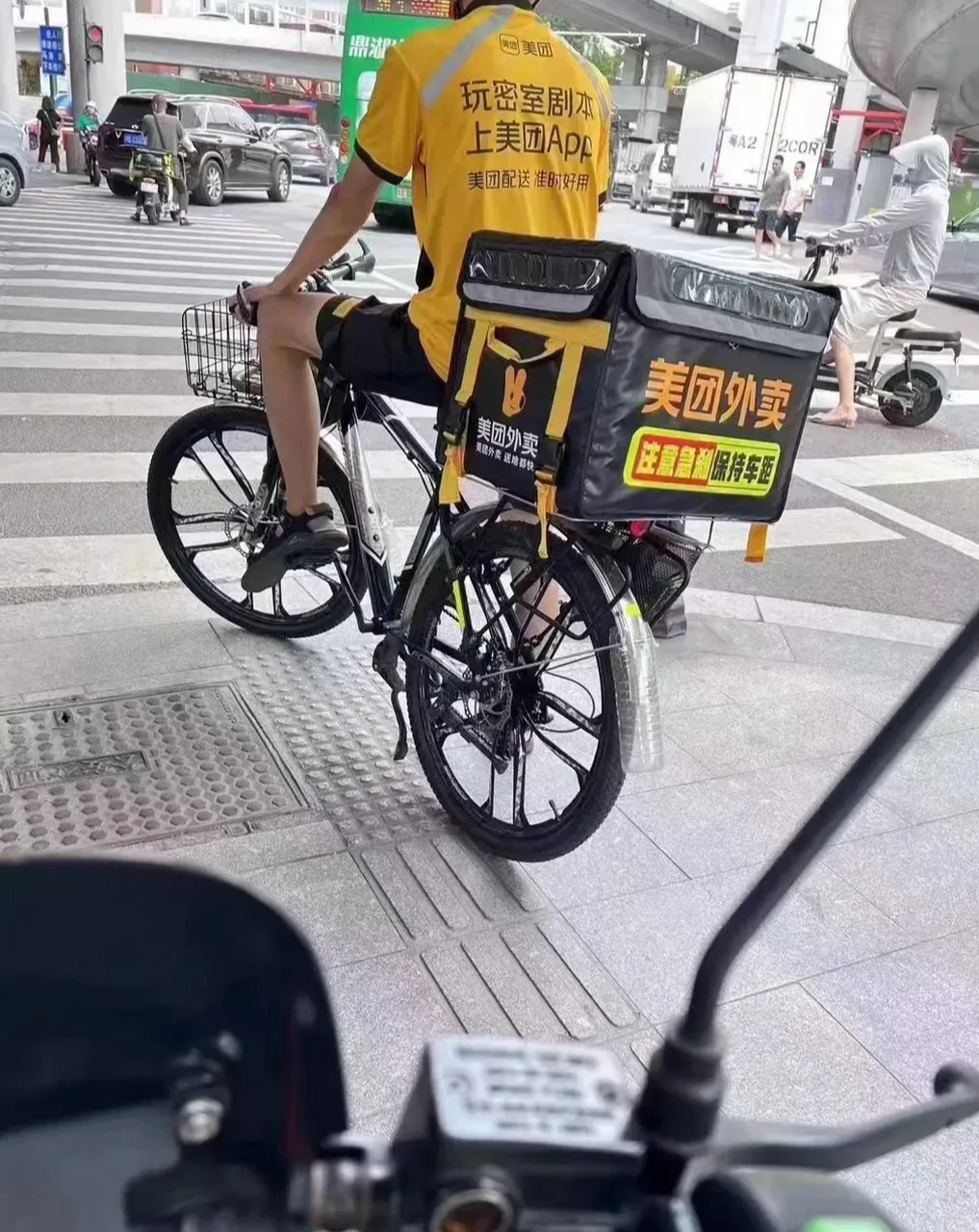 今天在广州路上看到一美团外卖小哥在送货.