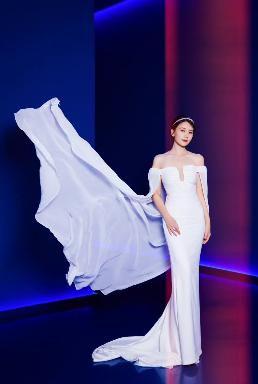 高圆圆这套白色抹胸礼服裙,搭配简洁的头冠和戒指,有种繁华璀璨的美