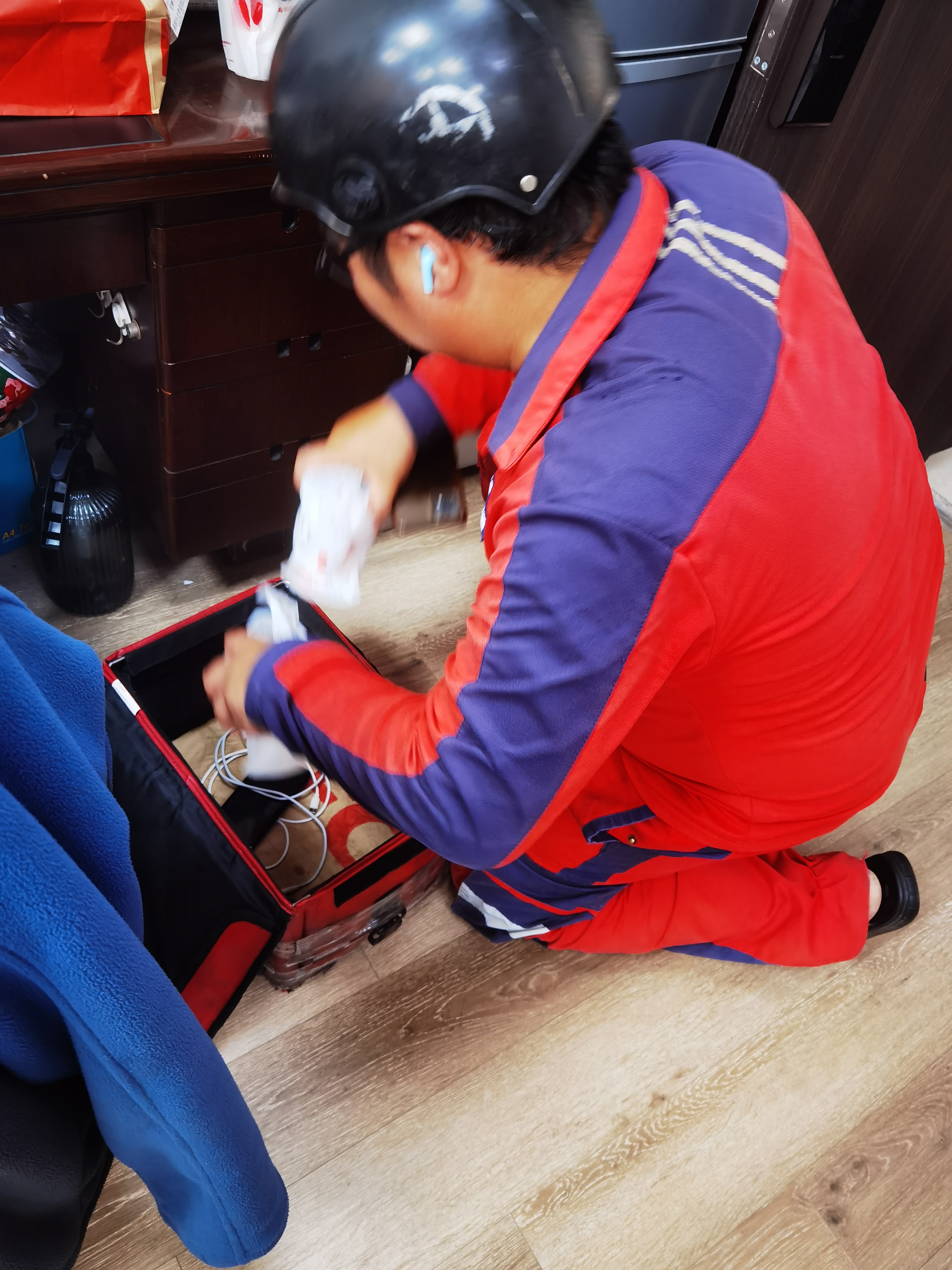 除了肯德基工作人员我还没见过单膝跪地的真人