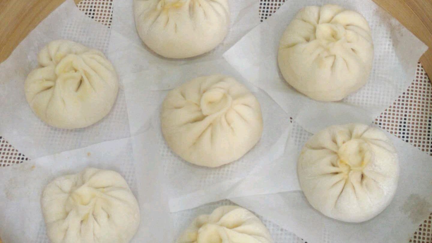 红萝卜玉米猪肉馅包子的做法既简单又营养,一口咬下去全是汁