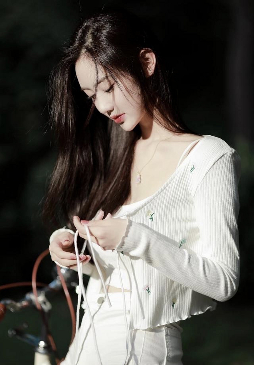 曹赛亚,2000年10月1日出生于山东省,中国内地影视女