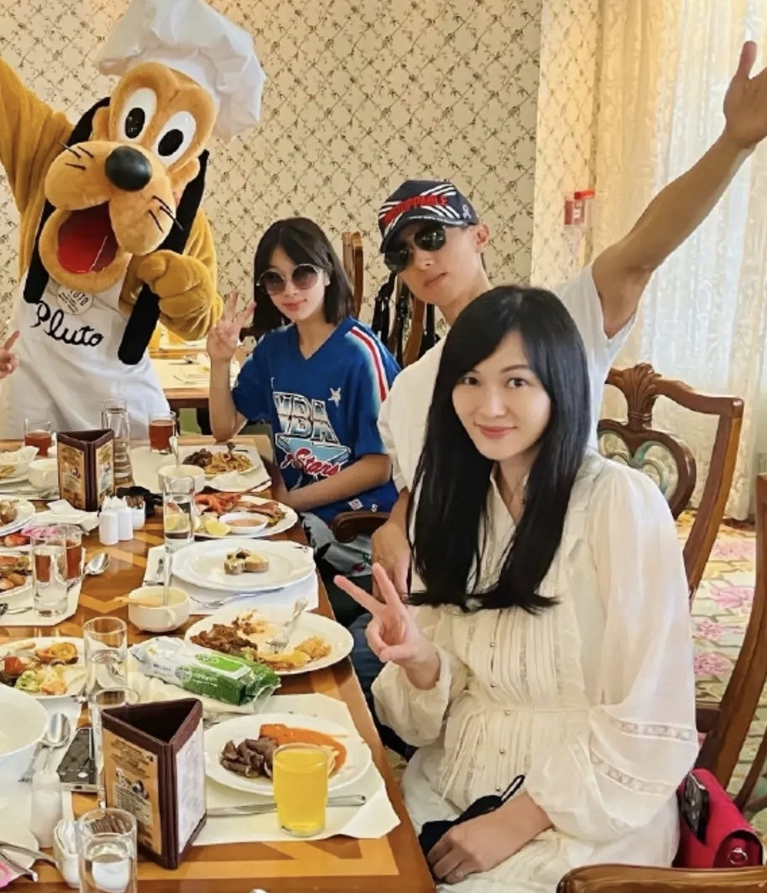 吴尊官方身高182cm,12岁女儿站他旁边已经到了耳朵的位置,neinei现在