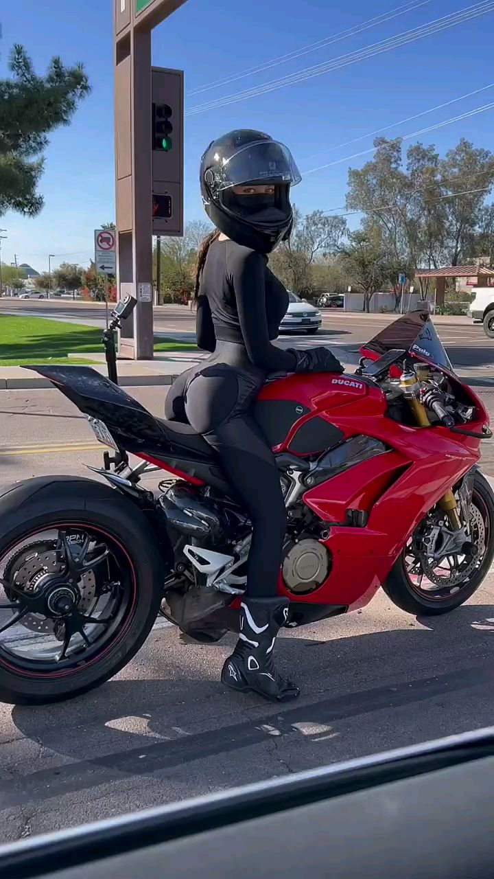 骑杜卡迪的小姐姐是不是也挺帅!-度小视