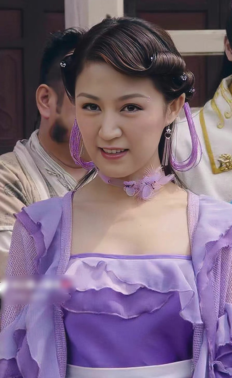 才知道《刁蛮公主》里的安宁公主是鲍蕾演的,以前看的时候没觉得多