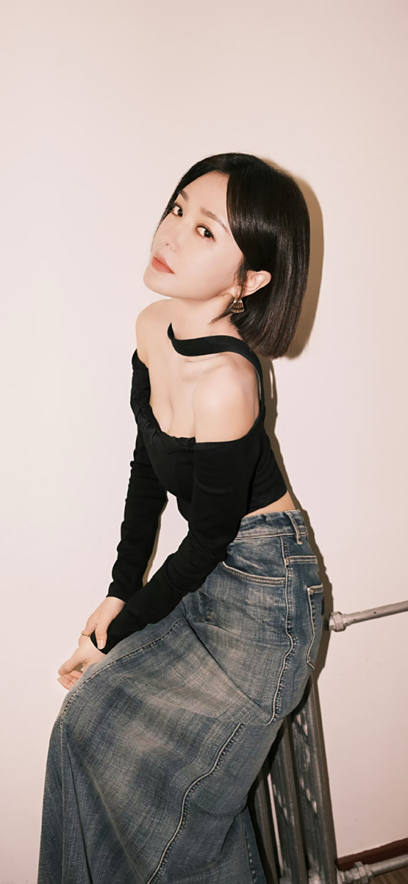 秦岚牛仔裙搭配抹胸性感迷人