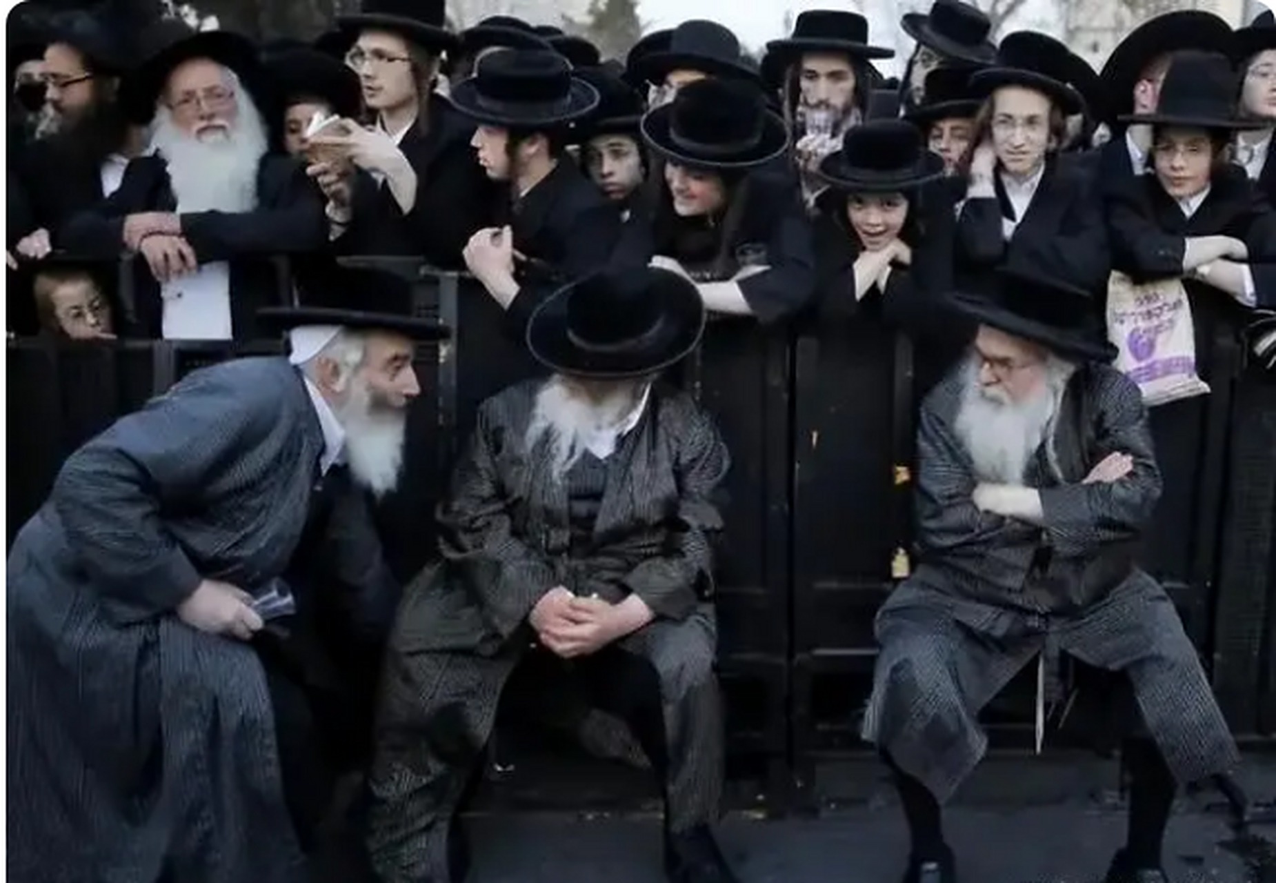 1,罗斯柴尔德家族【犹太人控制】; 2,洛克菲勒财团【犹太人控制】; 3