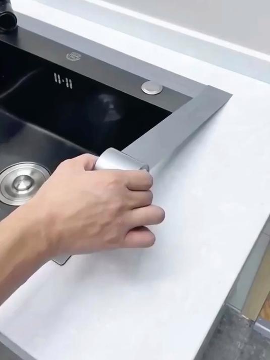 给厨房的燃气灶水槽都贴上这样的锡箔美缝贴,打扫卫生就方便多了