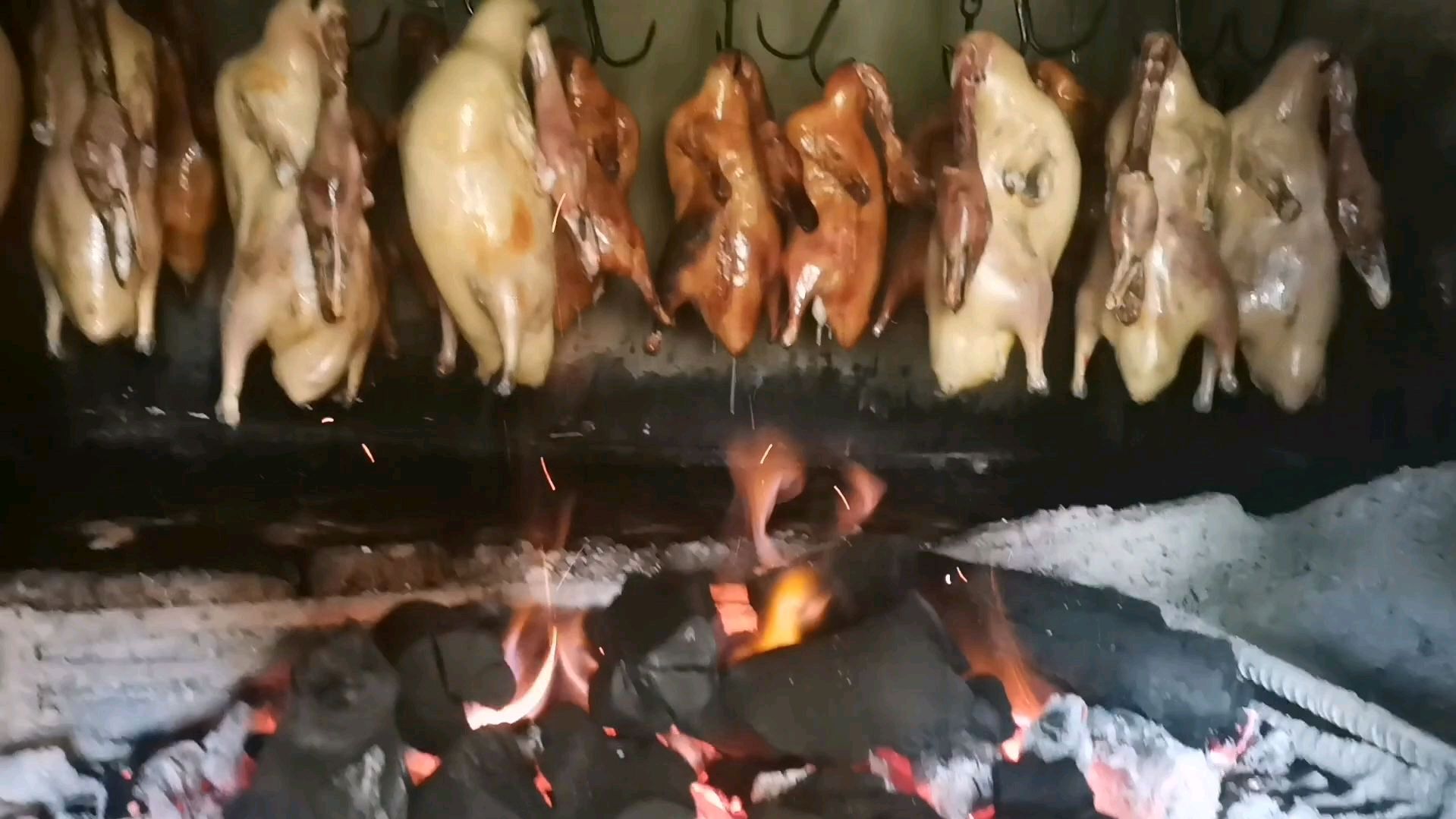 土制炉子用果木烤制挂炉烤鸭,68元一只每天卖百十只,卖的很火