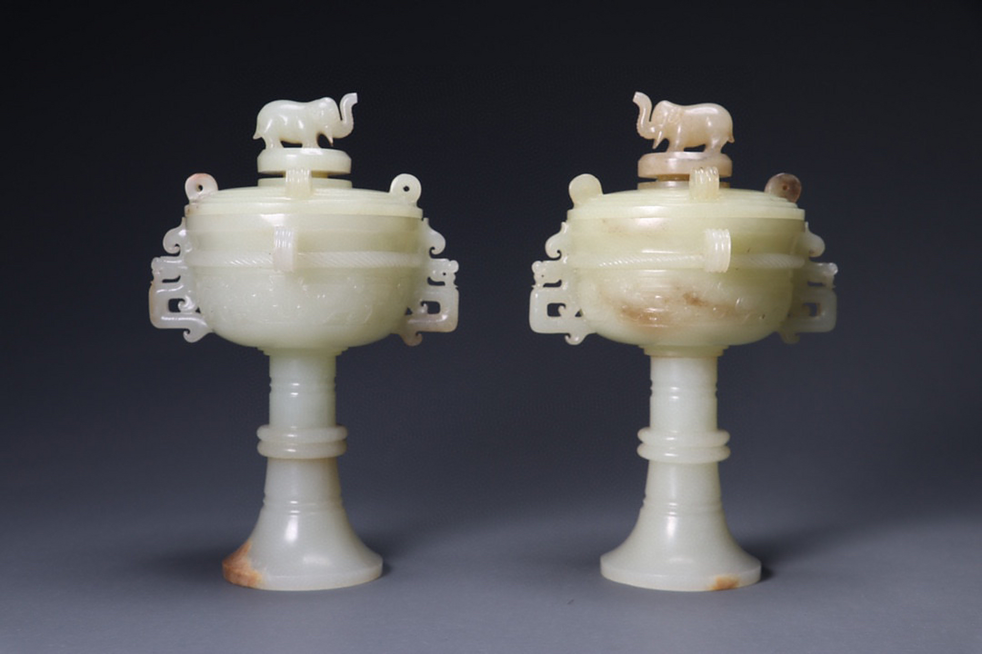 旧藏:和田玉饕餮纹香炉一对. 尺寸:耳距11cm 口径6.8cm 高16.