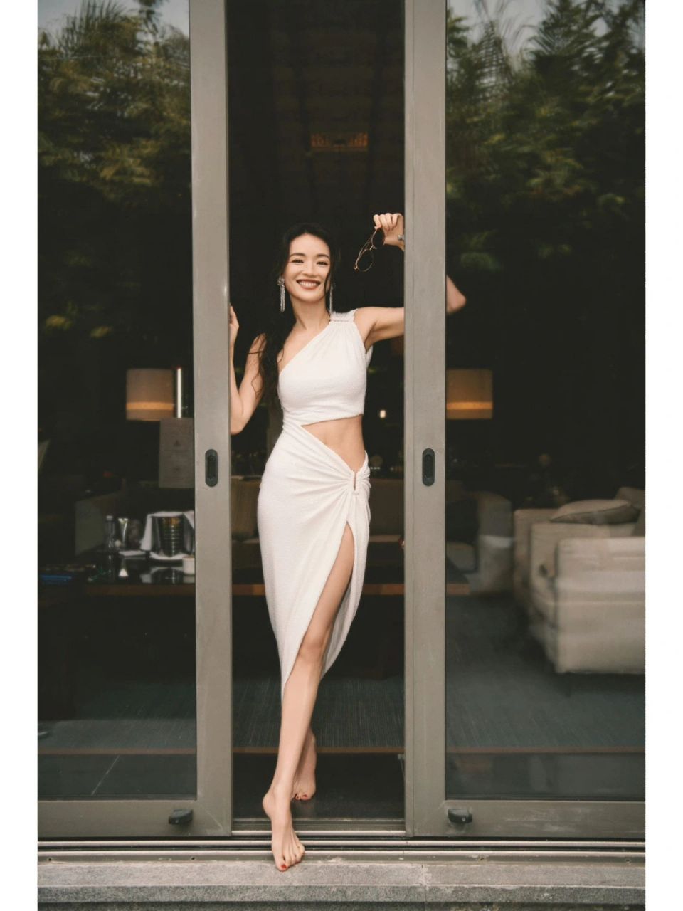 舒淇笑得好明媚.