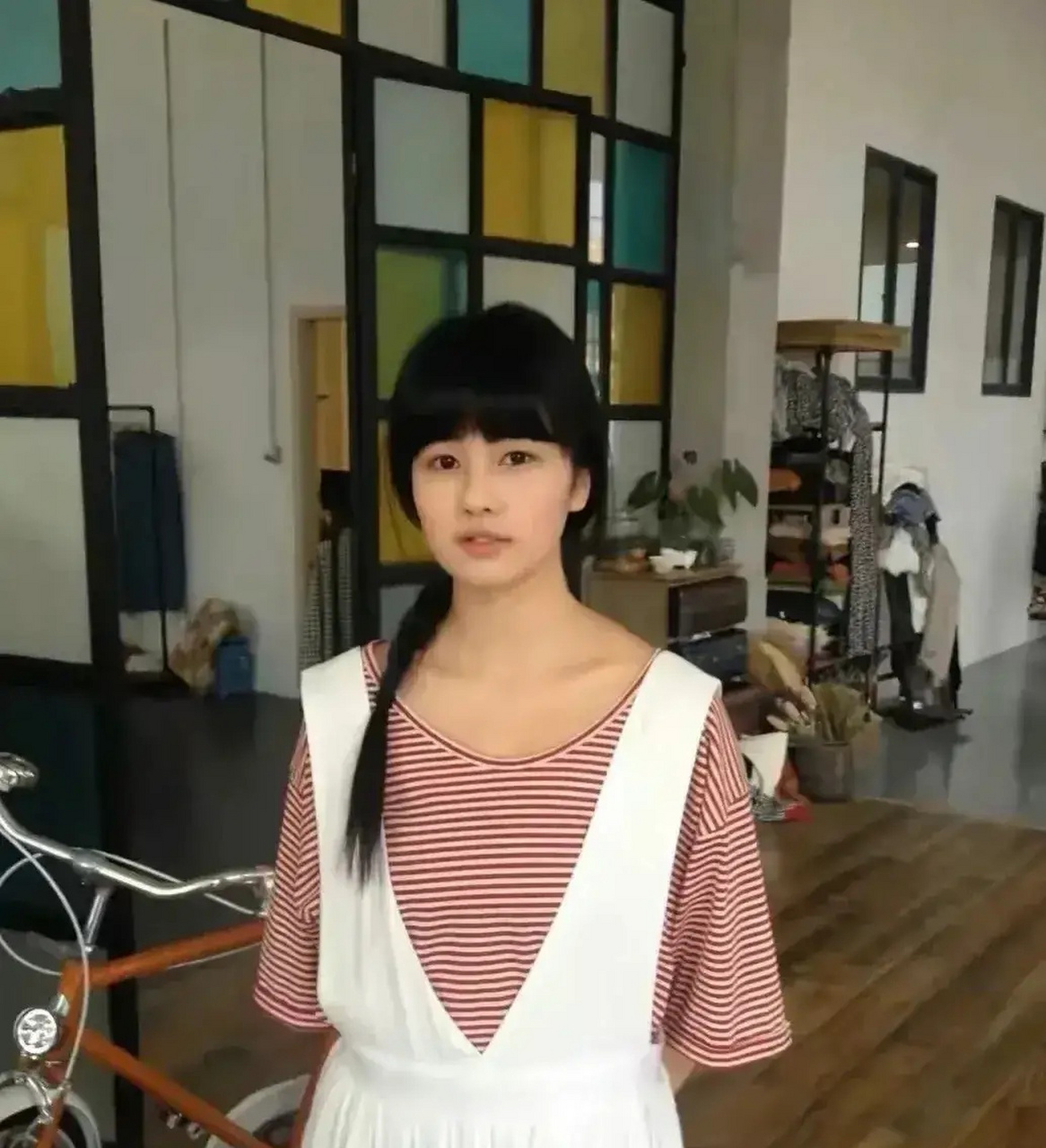 白鹿早期的虎牙特别可爱!后来感觉她的牙一下子就变齐了的!