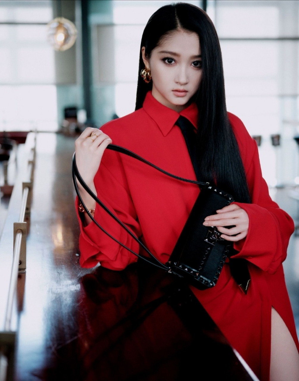 看关晓彤穿着红色高开叉长裙,显的修长美腿纤瘦高挑的身材,浓妆下的