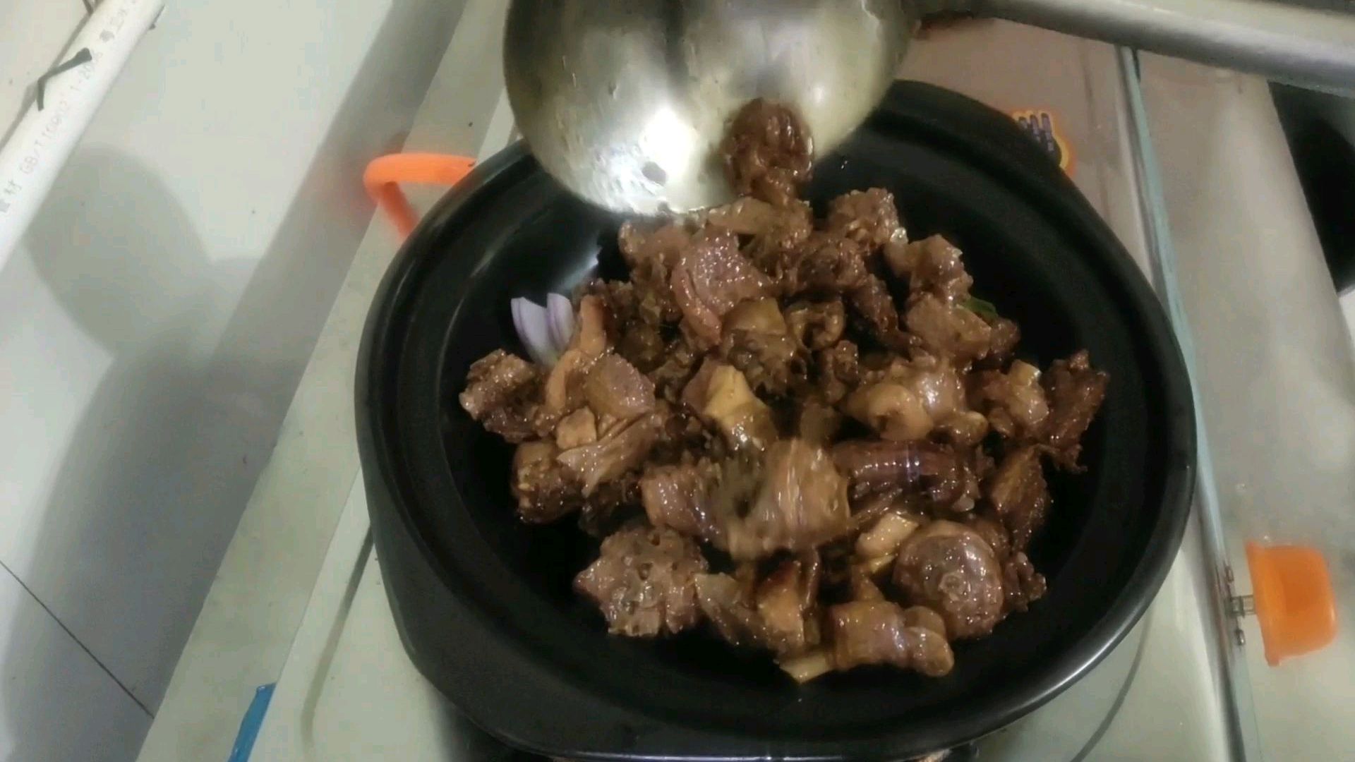 大厨炒的干煸老鸭,韭菜炒鸭血,服务员连吃了三碗饭