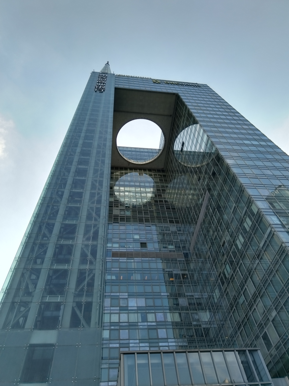 这家银行的大楼造型独特,是风水吗?