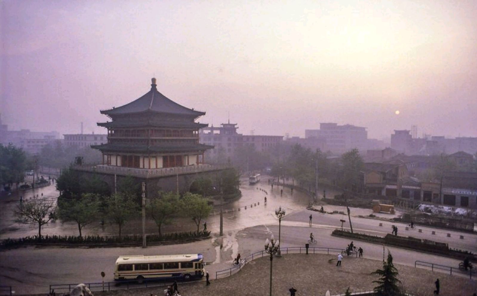 陕西老照片:1988年西安的"老建筑,旧场景",看下有什么特别?