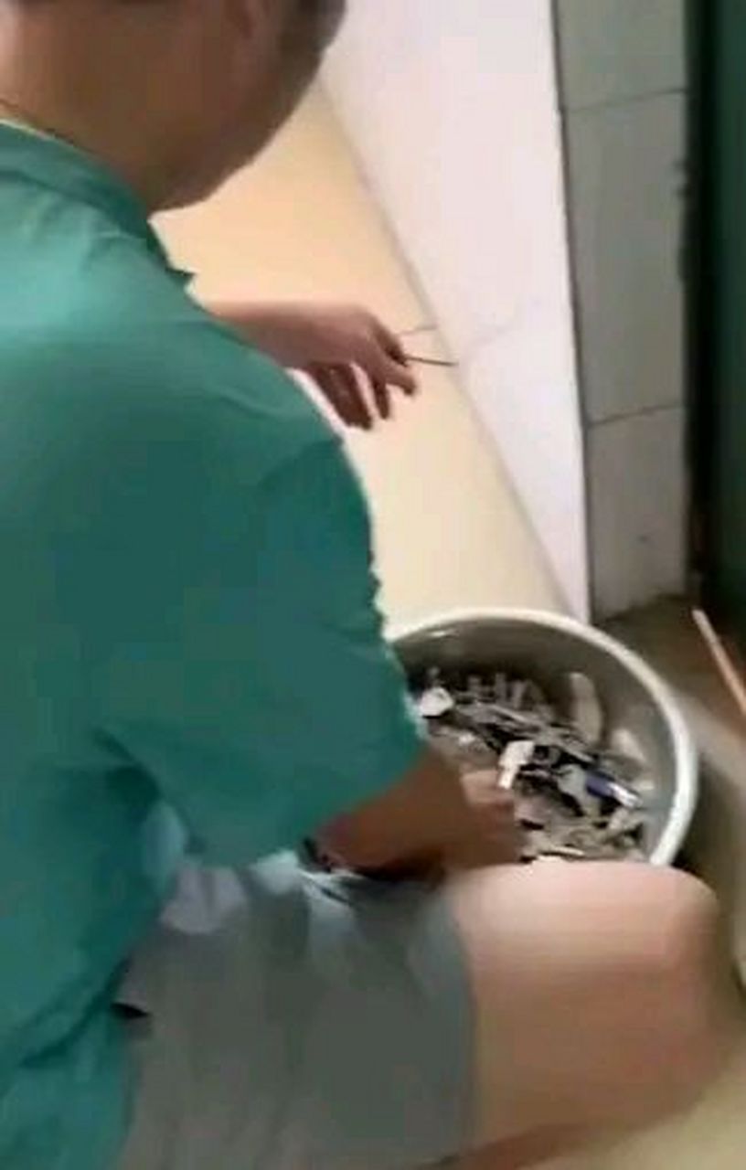 不料房东端来一盆钥匙,10多分钟就把房门打开了.