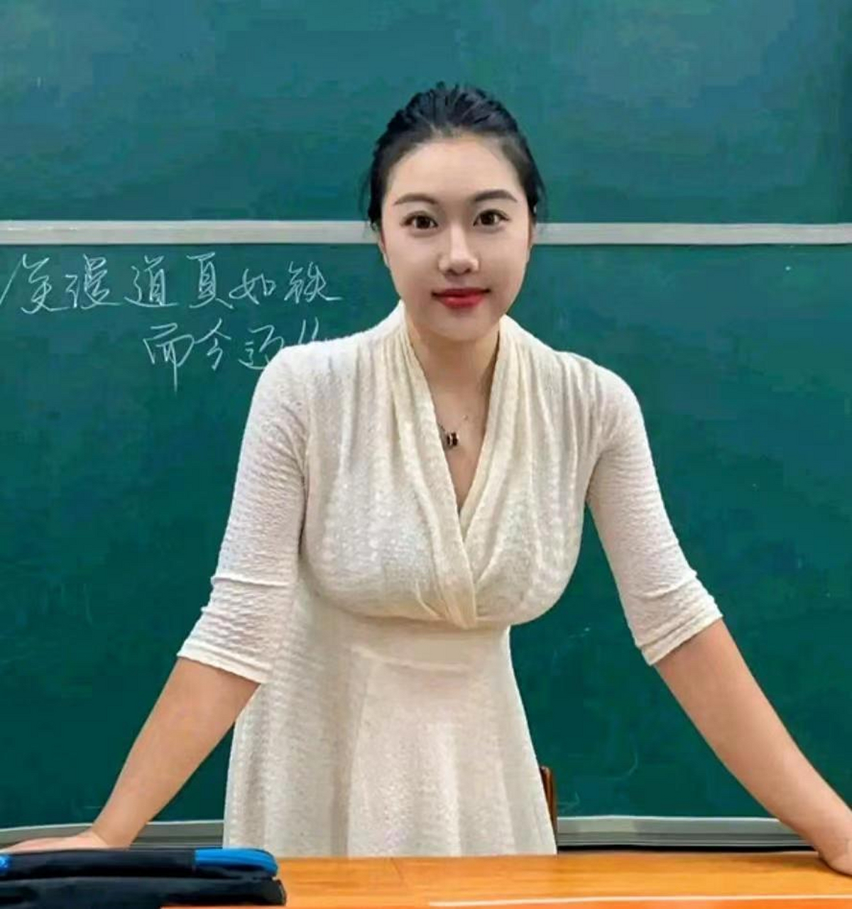 女朋友说这是她们学校最漂亮的语文老师
