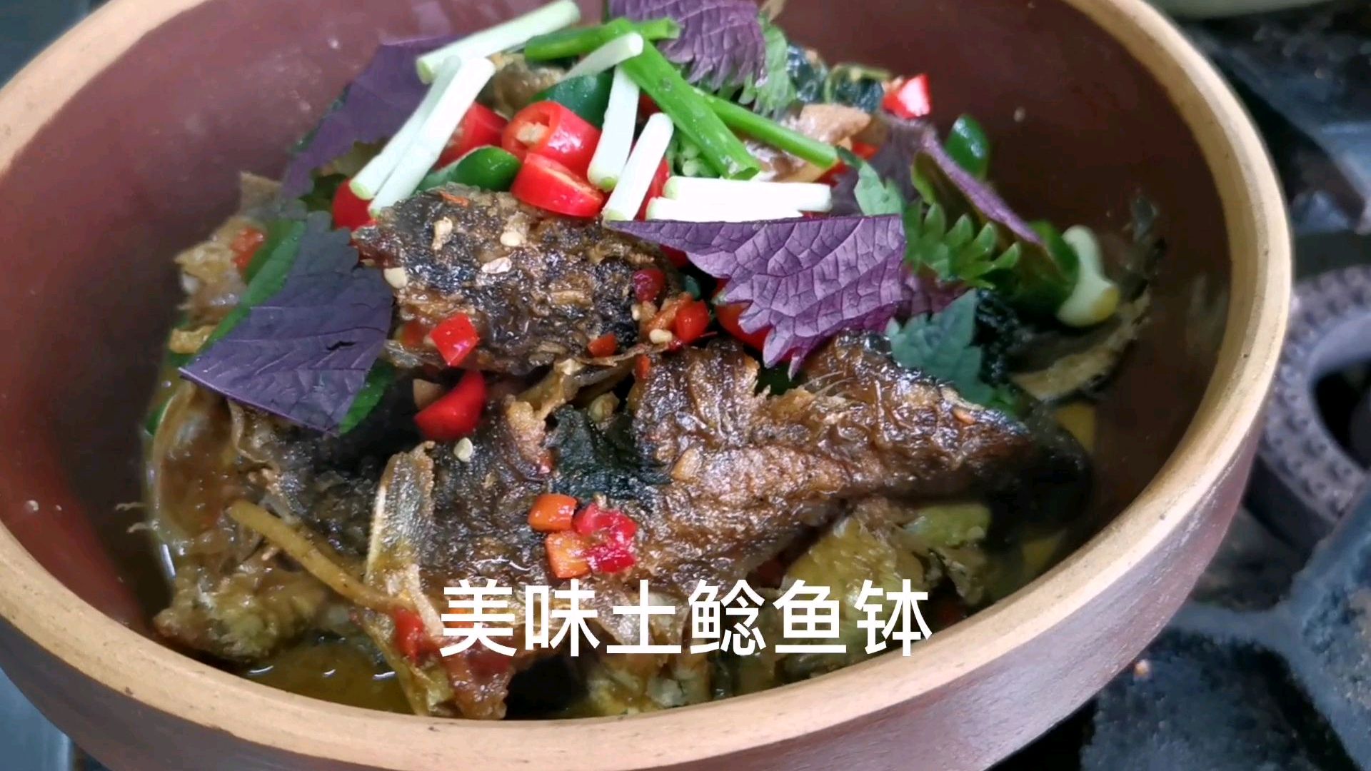 逮到河鲜土鲶鱼怎么办?湖南常德厨子直接拿钵炖,浓味才够味