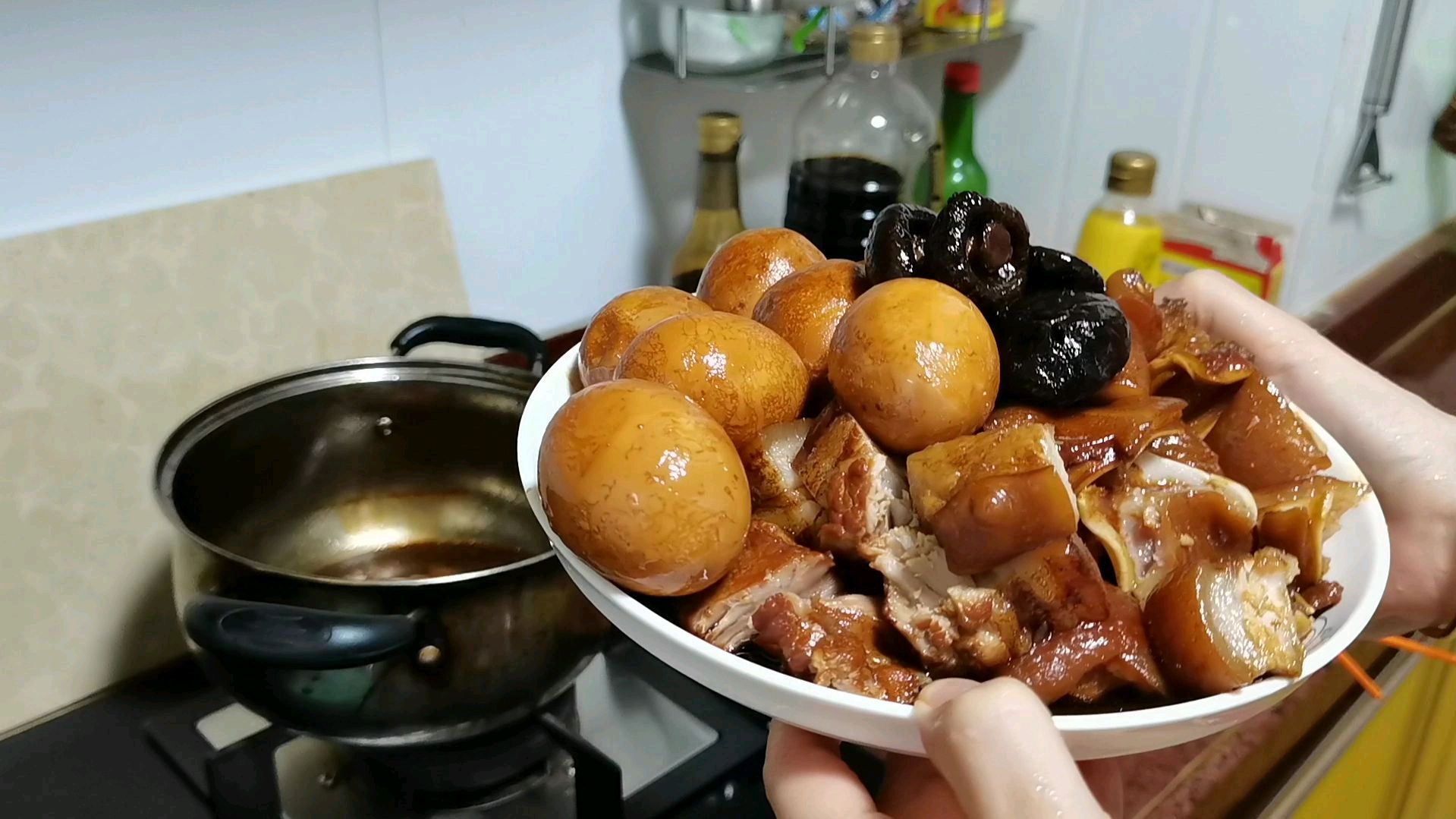 赶着去上班的阿琴卤肉配粥可好吃了