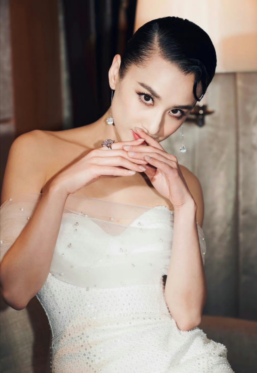 黄圣依是一位备受瞩目的女神,她身上散发出优雅,自信,美丽,聪慧等多重