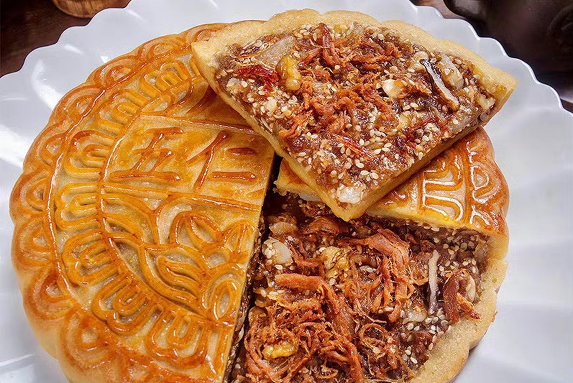 合浦大月饼,饼面棕黄或金黄略带泛红,色泽均匀,腰部