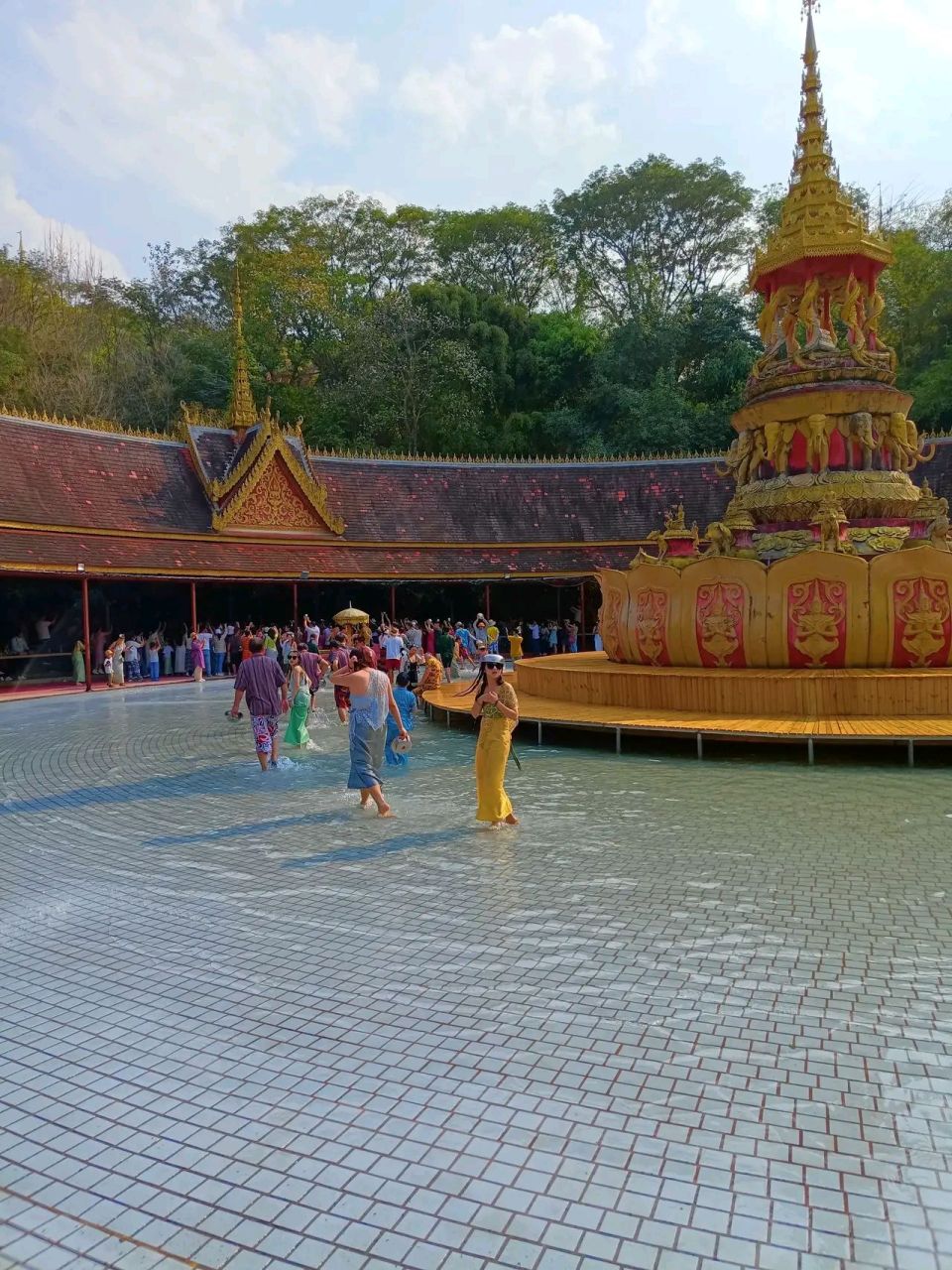 我楼对楼对面十三楼,女主人穿着打扮很有品位.