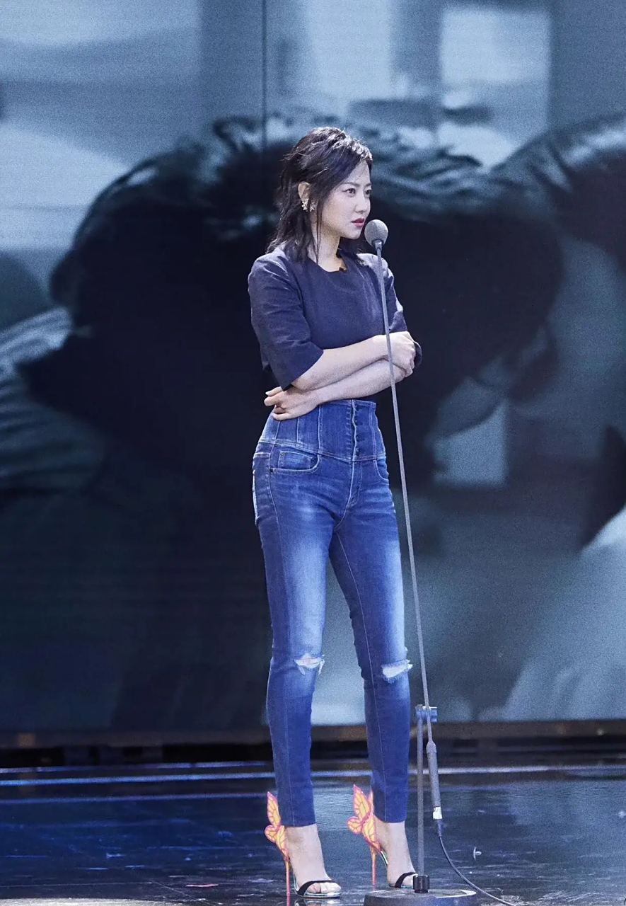 谭卓气质超群!高跟鞋太有个性了!