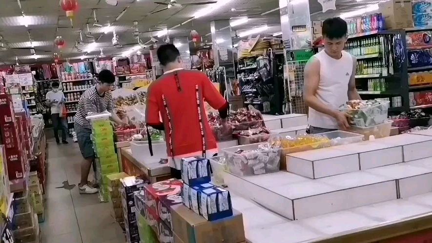 超市里零食面包摆放升级了欢迎新老顾客前来惠顾