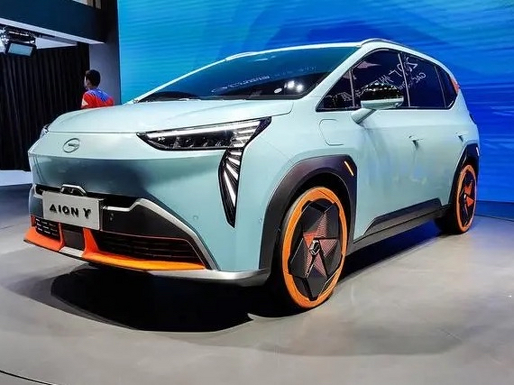 广汽新能源轿车车型欣赏  嘿,大家好,今天我来给大家介绍一下广汽埃安