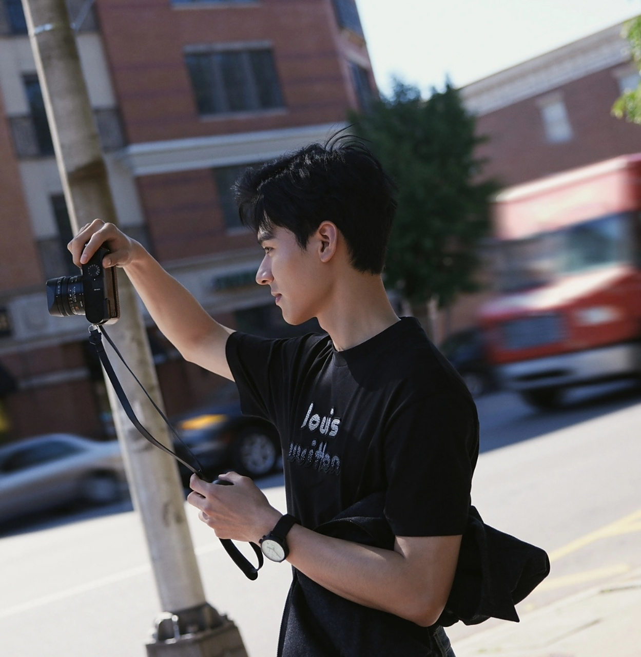 龚俊分享街拍日常,明星脸放在现实生活中太出彩,他穿着黑色t恤的气质