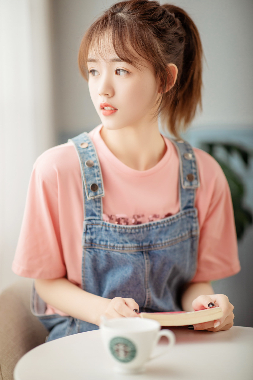 【七彩高梦云】这个主播在聊天,一开始是被她 的颜值吸引点进去直播