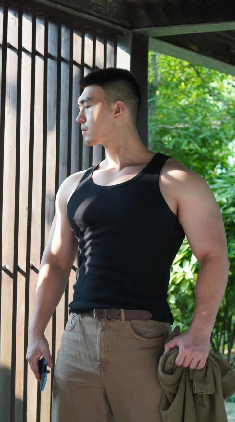 男人壮实一点挺好,不一定肌肉发达,肉壮也很好.