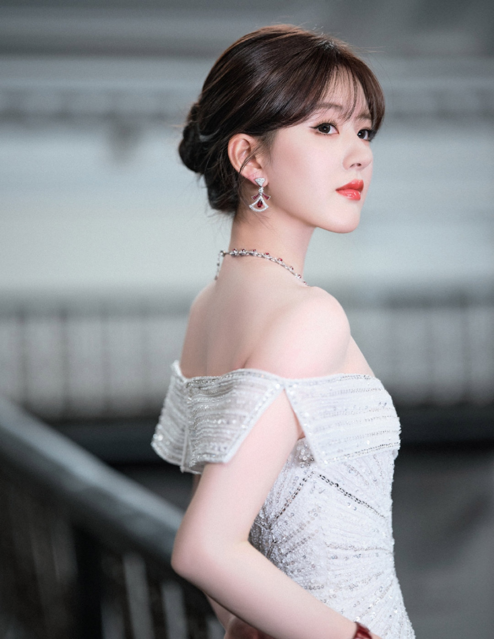 赵露思# 身穿银色亮片一字肩长裙,肤白貌美的容颜,窈窕曼妙的身材